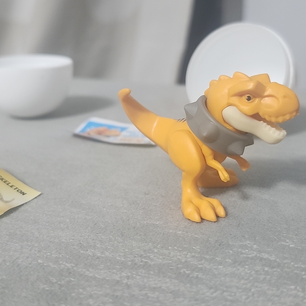Gumi gum surprise t rex